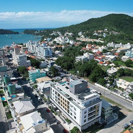 Adra 106 - Apartamento no centro de Bombinhas - Rooftop com piscina e academia - À poucos metros da praia Esterno foto