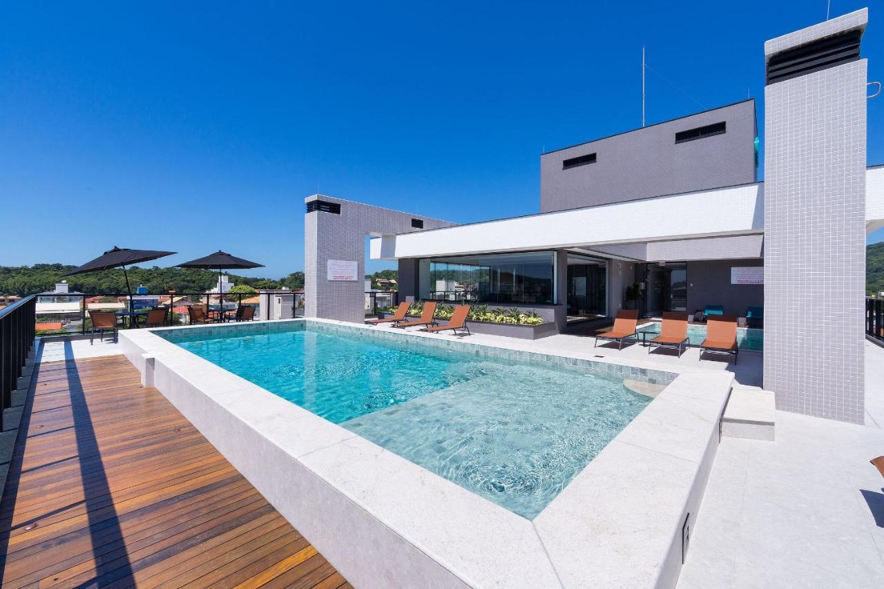 Adra 106 - Apartamento no centro de Bombinhas - Rooftop com piscina e academia - À poucos metros da praia Esterno foto