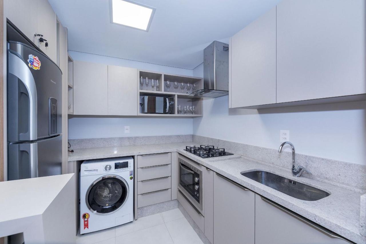 Adra 106 - Apartamento no centro de Bombinhas - Rooftop com piscina e academia - À poucos metros da praia Esterno foto