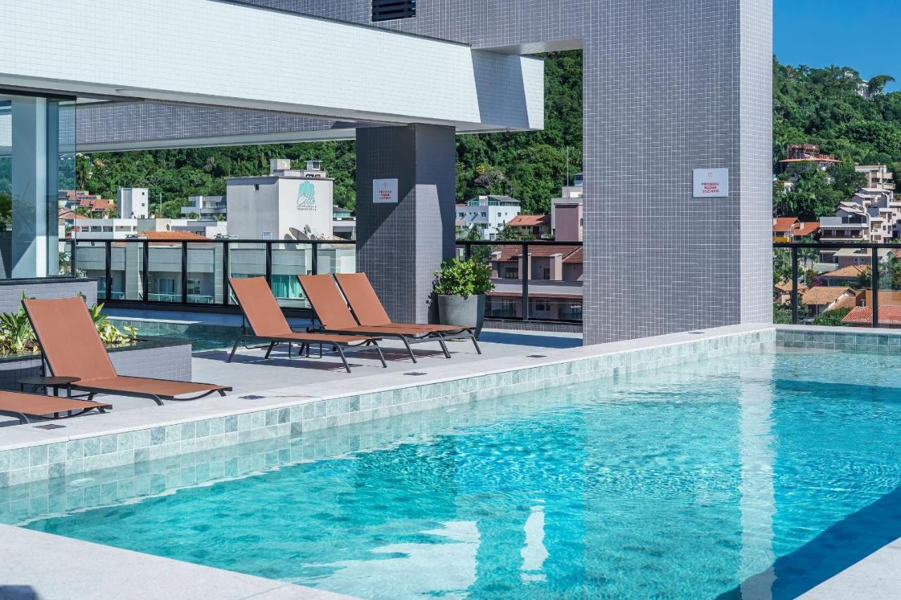 Adra 106 - Apartamento no centro de Bombinhas - Rooftop com piscina e academia - À poucos metros da praia Esterno foto