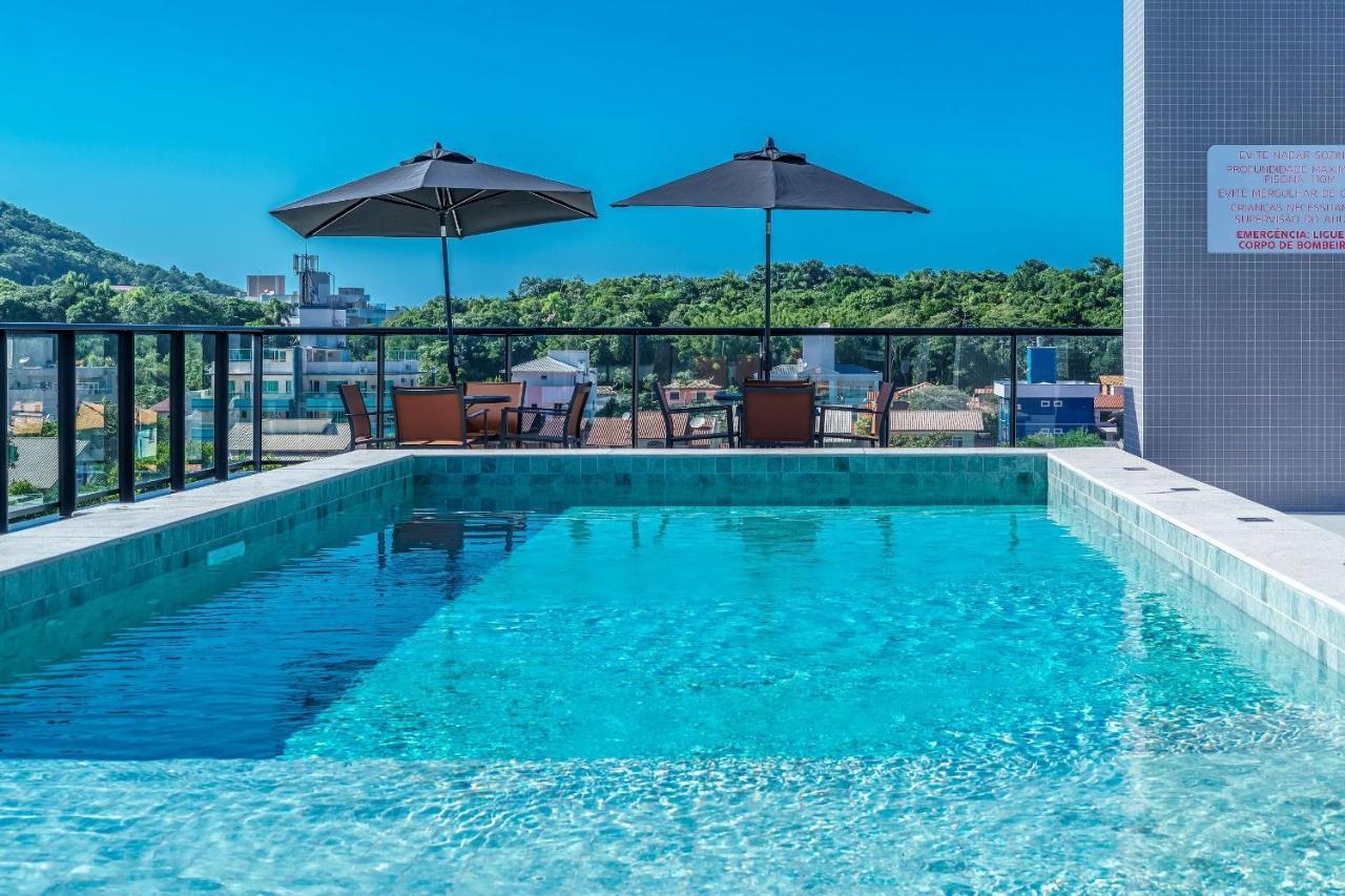 Adra 106 - Apartamento no centro de Bombinhas - Rooftop com piscina e academia - À poucos metros da praia Esterno foto