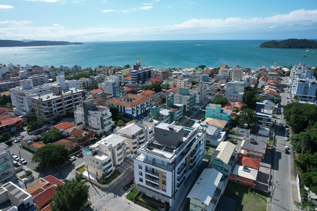 Adra 106 - Apartamento no centro de Bombinhas - Rooftop com piscina e academia - À poucos metros da praia Esterno foto