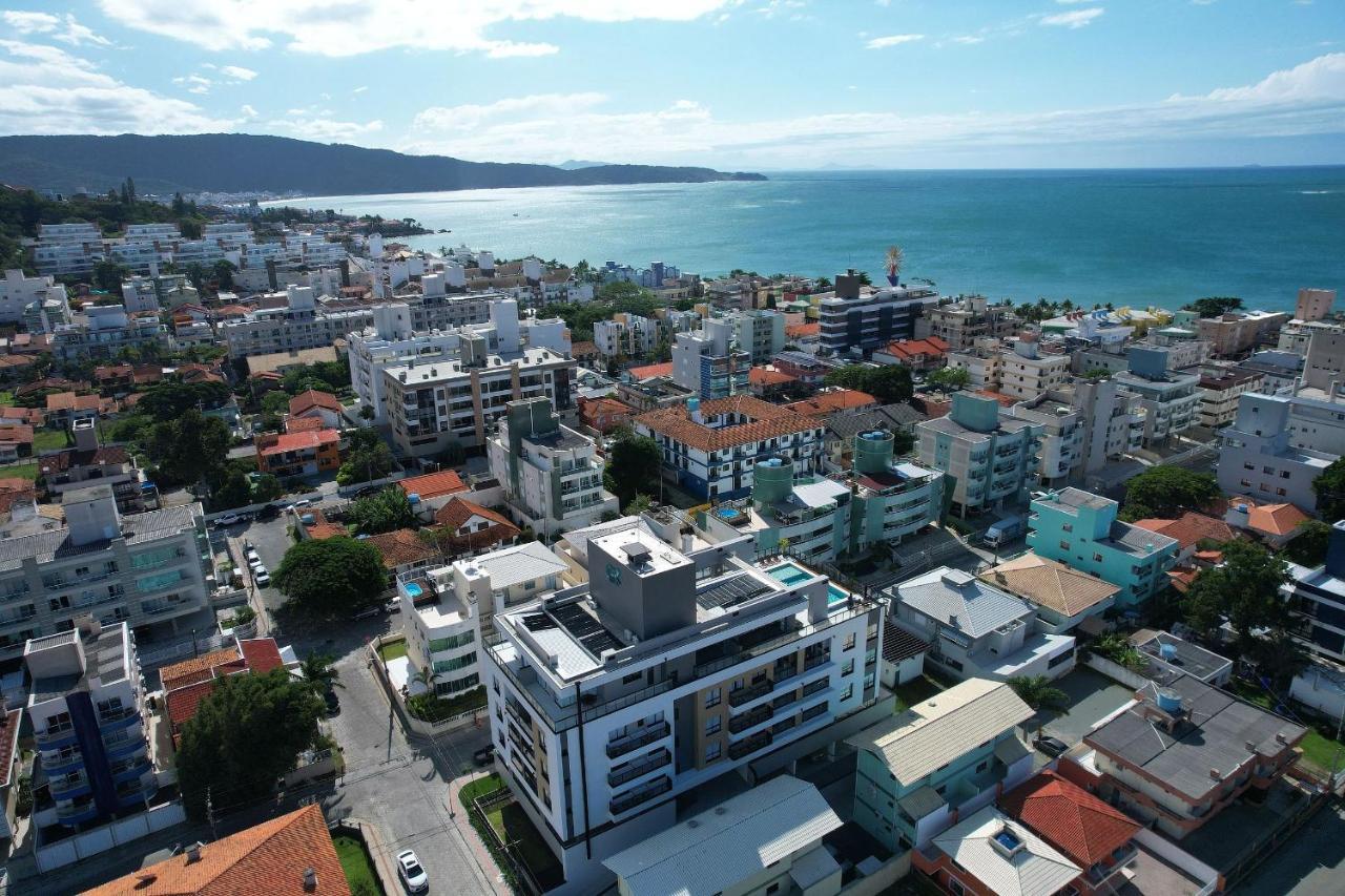 Adra 106 - Apartamento no centro de Bombinhas - Rooftop com piscina e academia - À poucos metros da praia Esterno foto
