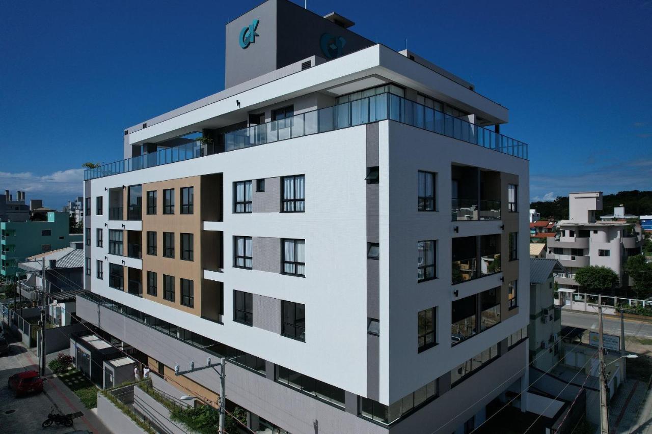 Adra 106 - Apartamento no centro de Bombinhas - Rooftop com piscina e academia - À poucos metros da praia Esterno foto
